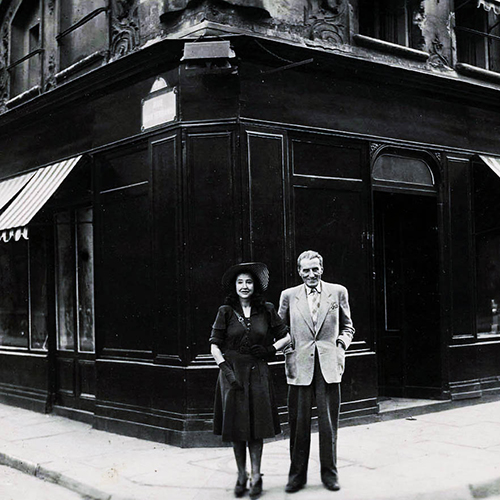 Madeleine Castaing avec son mari Marcellin, devant sa “galerie d’antiquité”, boutique situé à St Germain des Prés, Paris.