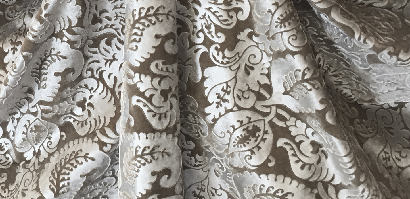 velours gris et blanc avec des motifs de feuille